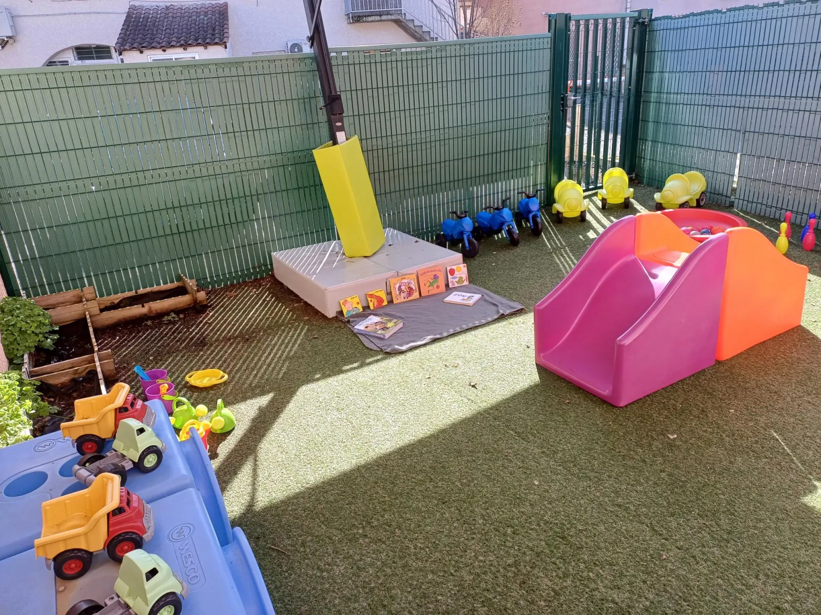 Jardin extérieur de la micro-crèche Les Malicieux de Millaud à Craponne