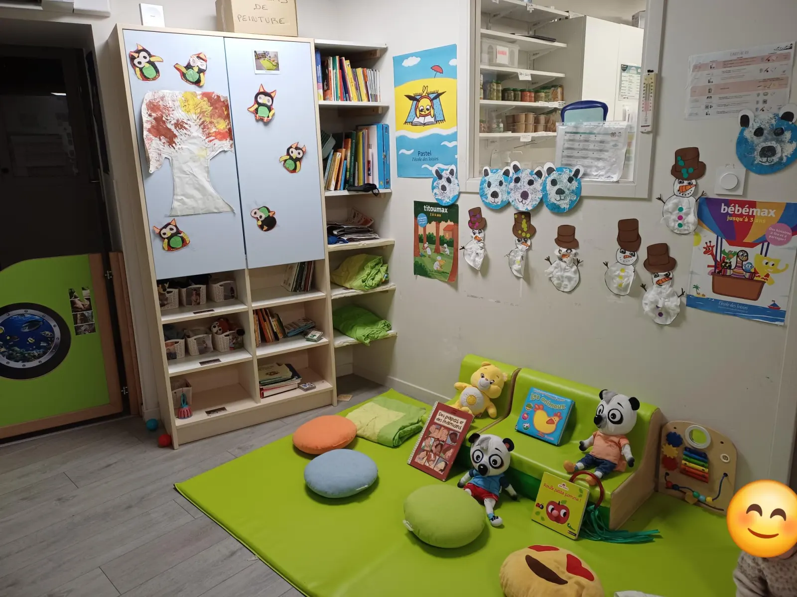 Salle de vie et coin lecture de la micro-crèche Les Malicieux de Millaud à Craponne
