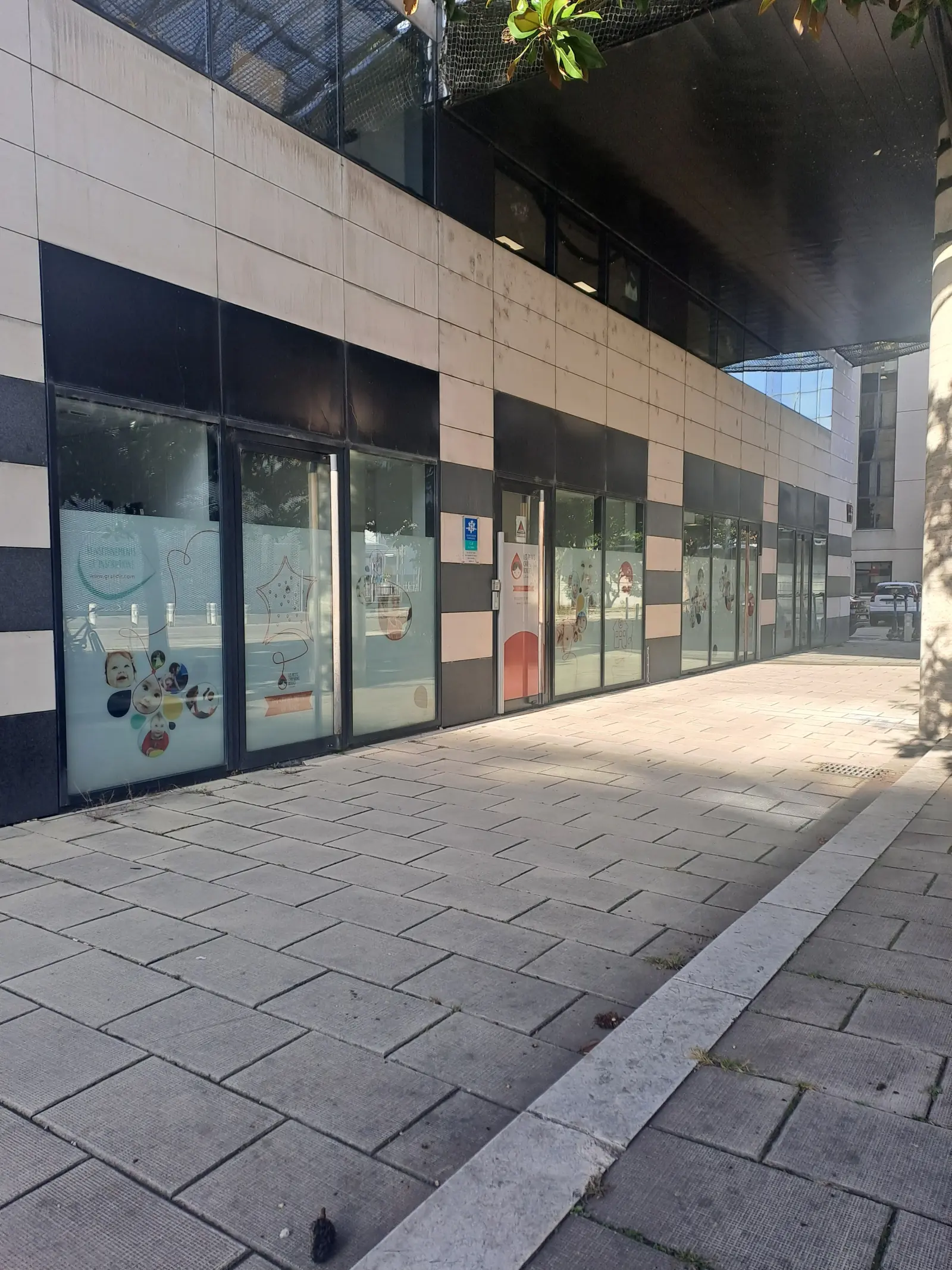 Façade de la crèche Grenoble Schuman, Les Petits Chaperons Rouges, place Robert Schuman à Grenoble