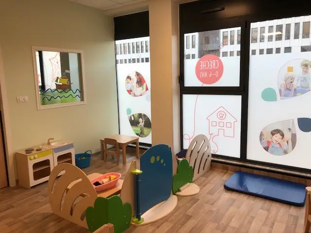 Salle d'éveil baignée de lumière à la crèche Ollioules