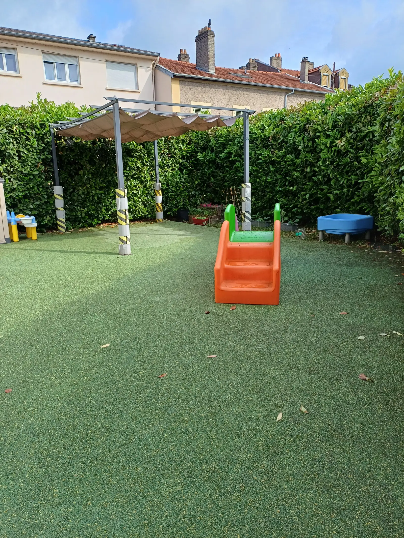 Jardin extérieur de la micro-crèche Les Malicieux de Saint-Ladre à Montigny-lès-Metz
