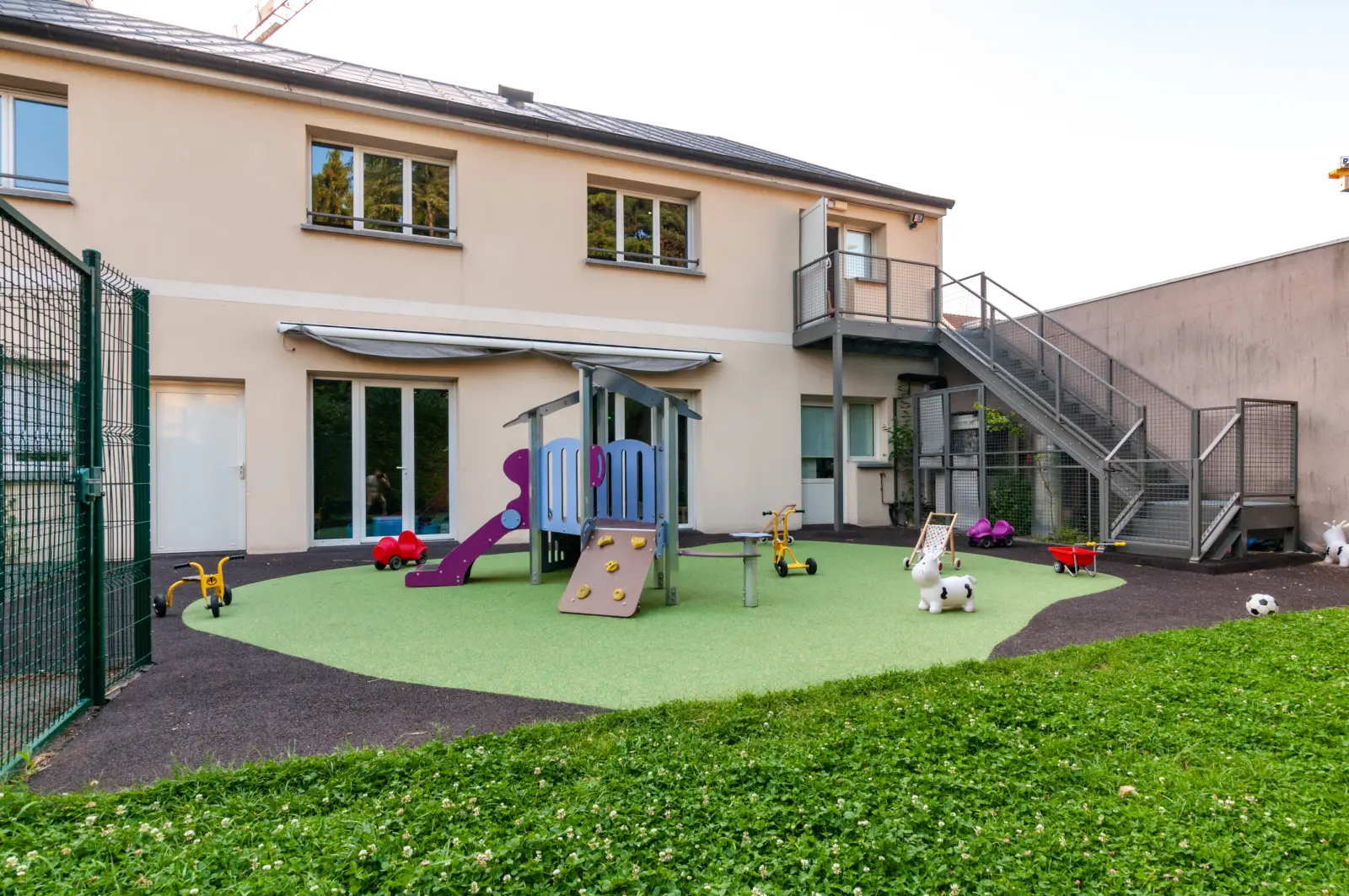 Cour extérieure et jeux de la crèche Aulnay Clémence Mentrel