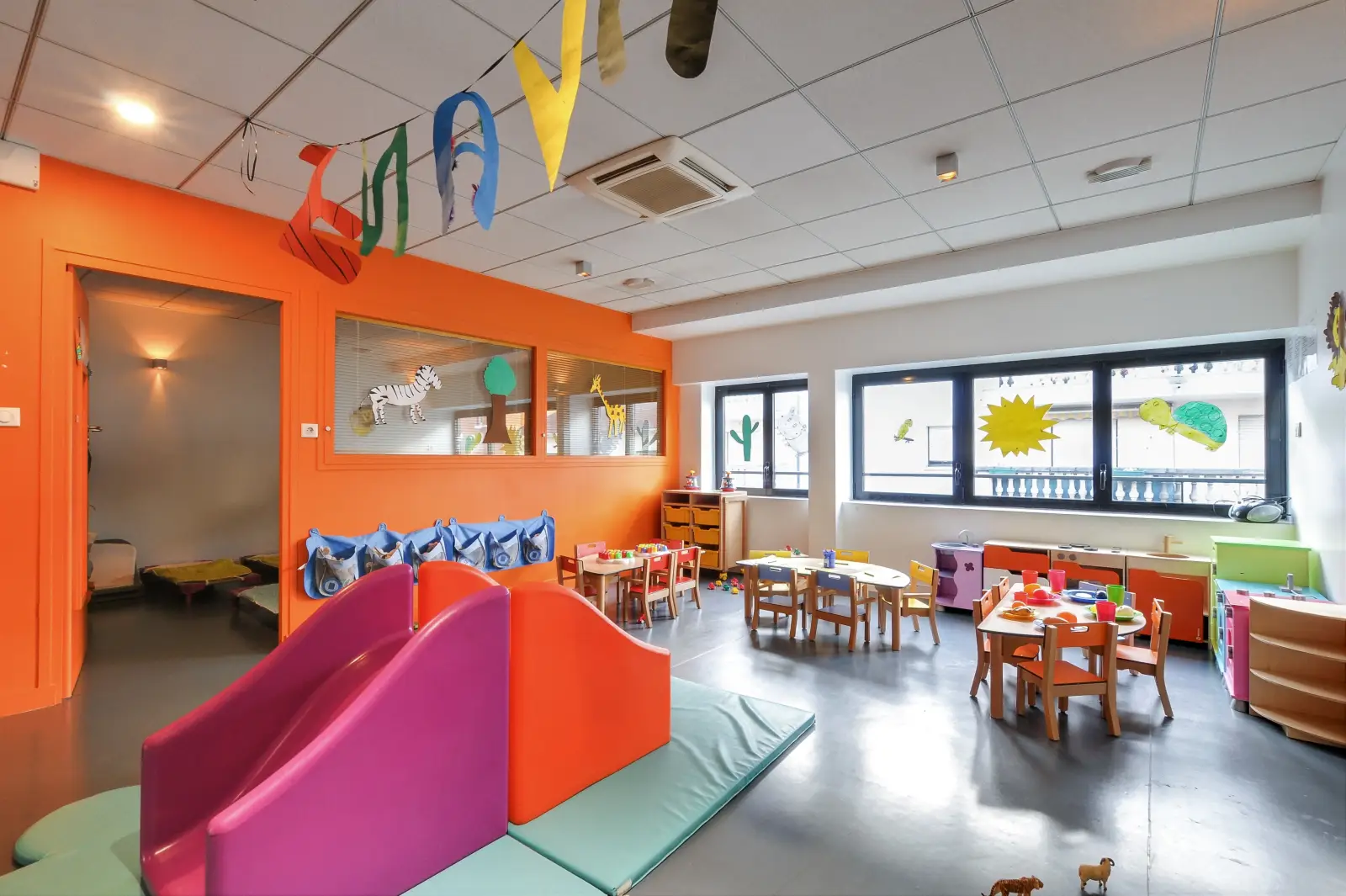 Salle de vie et coin repas de la crèche Aulnay Clémence Mentrel