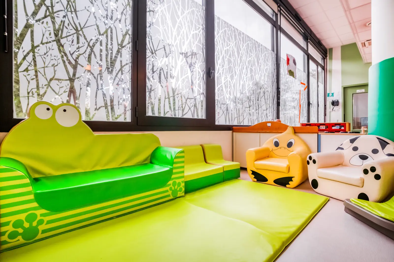 Coin détente aux fauteuils animaux de la crèche Aulnay Eliane Nyiri