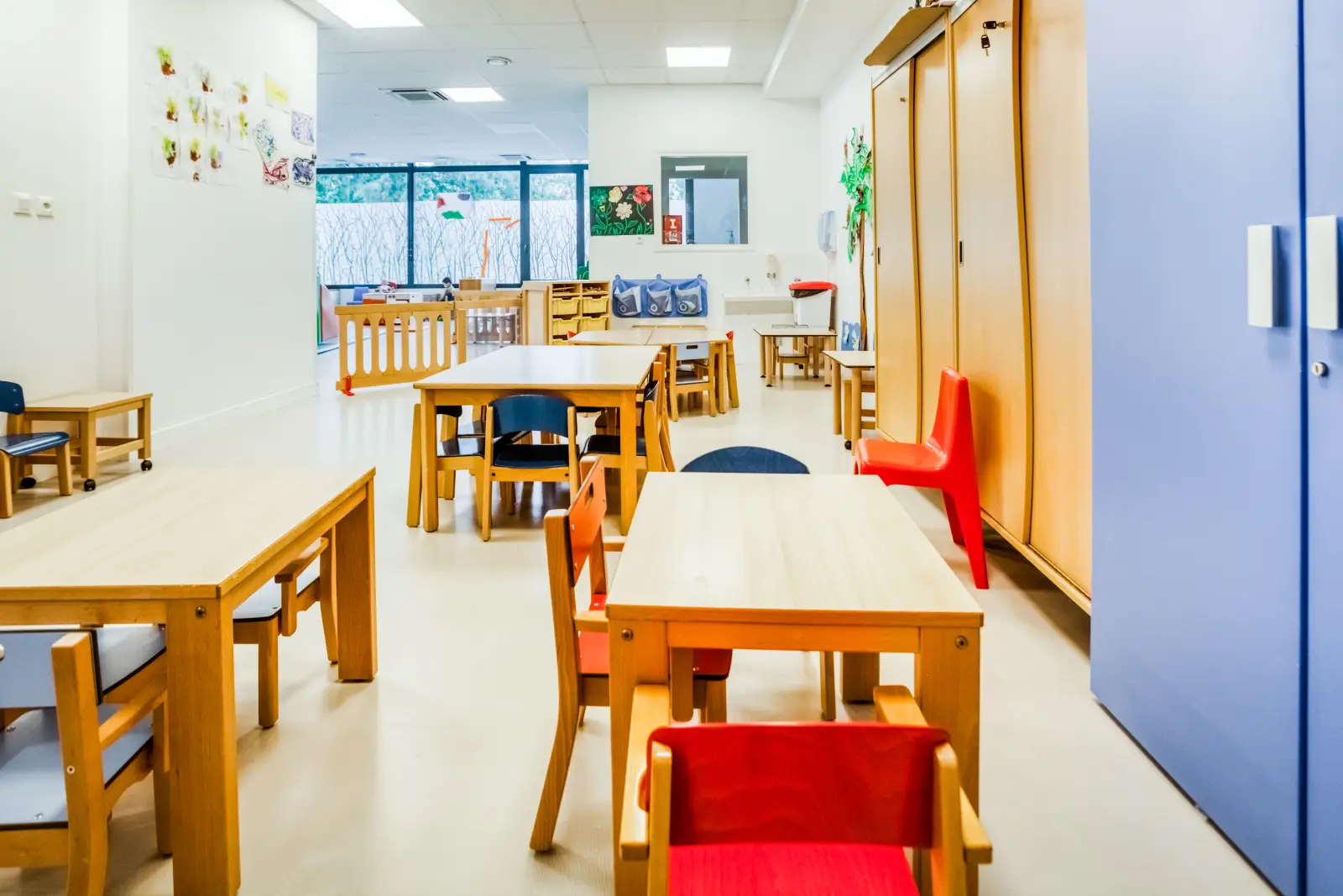 Salle de vie et tables d'activités de la crèche Aulnay Eliane Nyiri