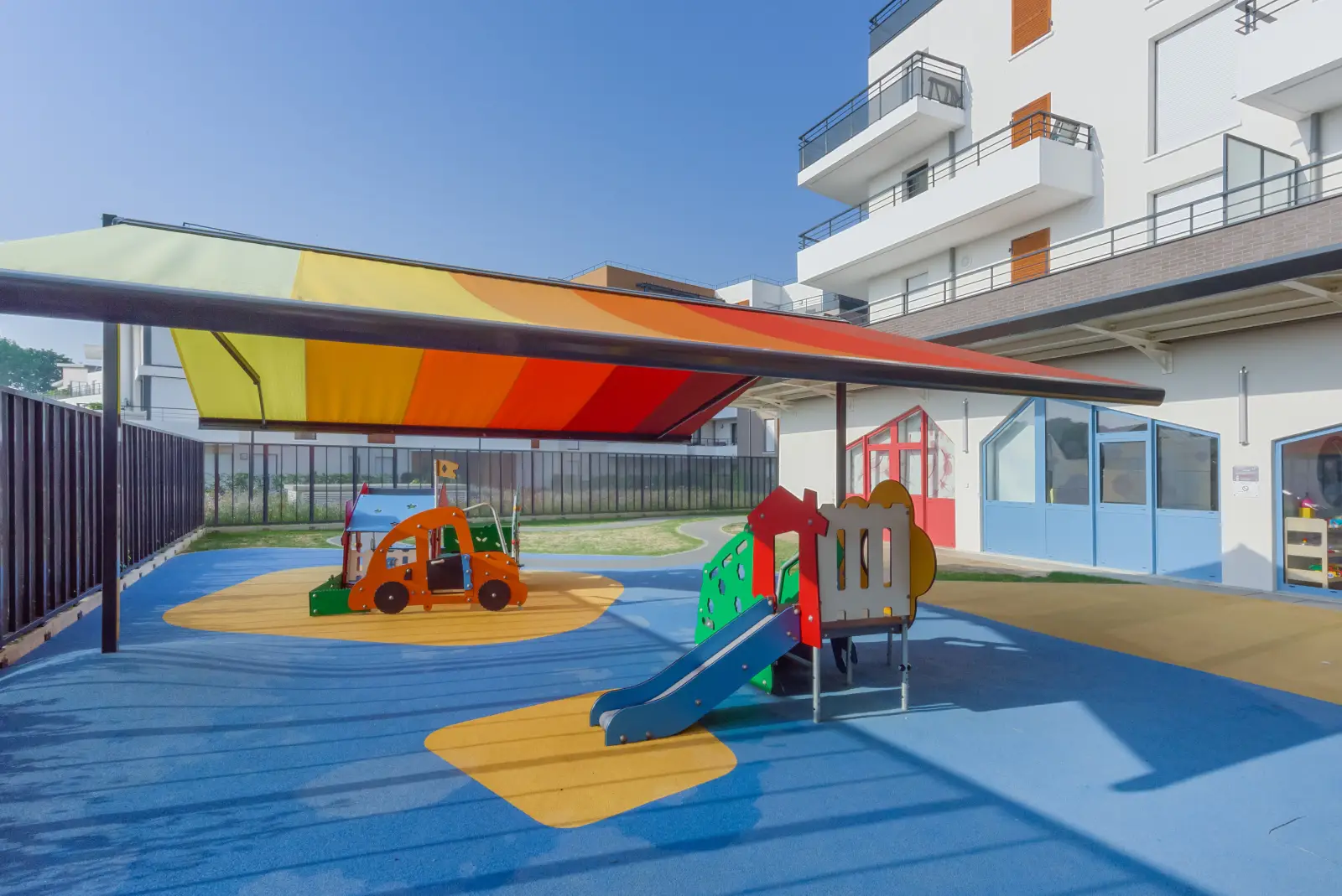 Cour extérieure ombragée avec toboggan de la crèche Louveciennes Les Pandas Roux