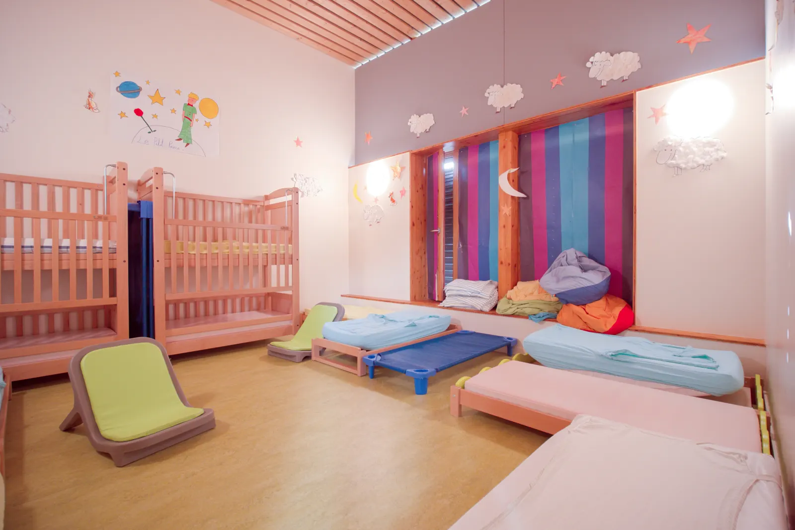 Dortoir sur le thème du Petit Prince de la crèche Le Jardin des Écureuils à La Fouillouse