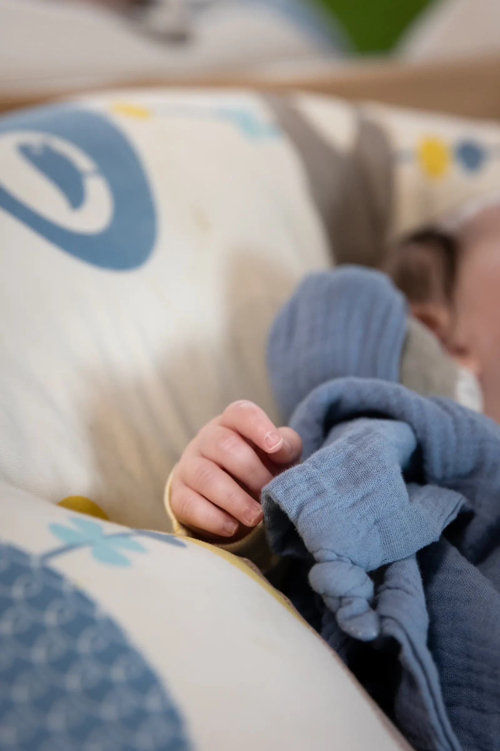 Moment calme d'un bébé à la crèche Lyon Sky 56, quartier La Buire à Lyon