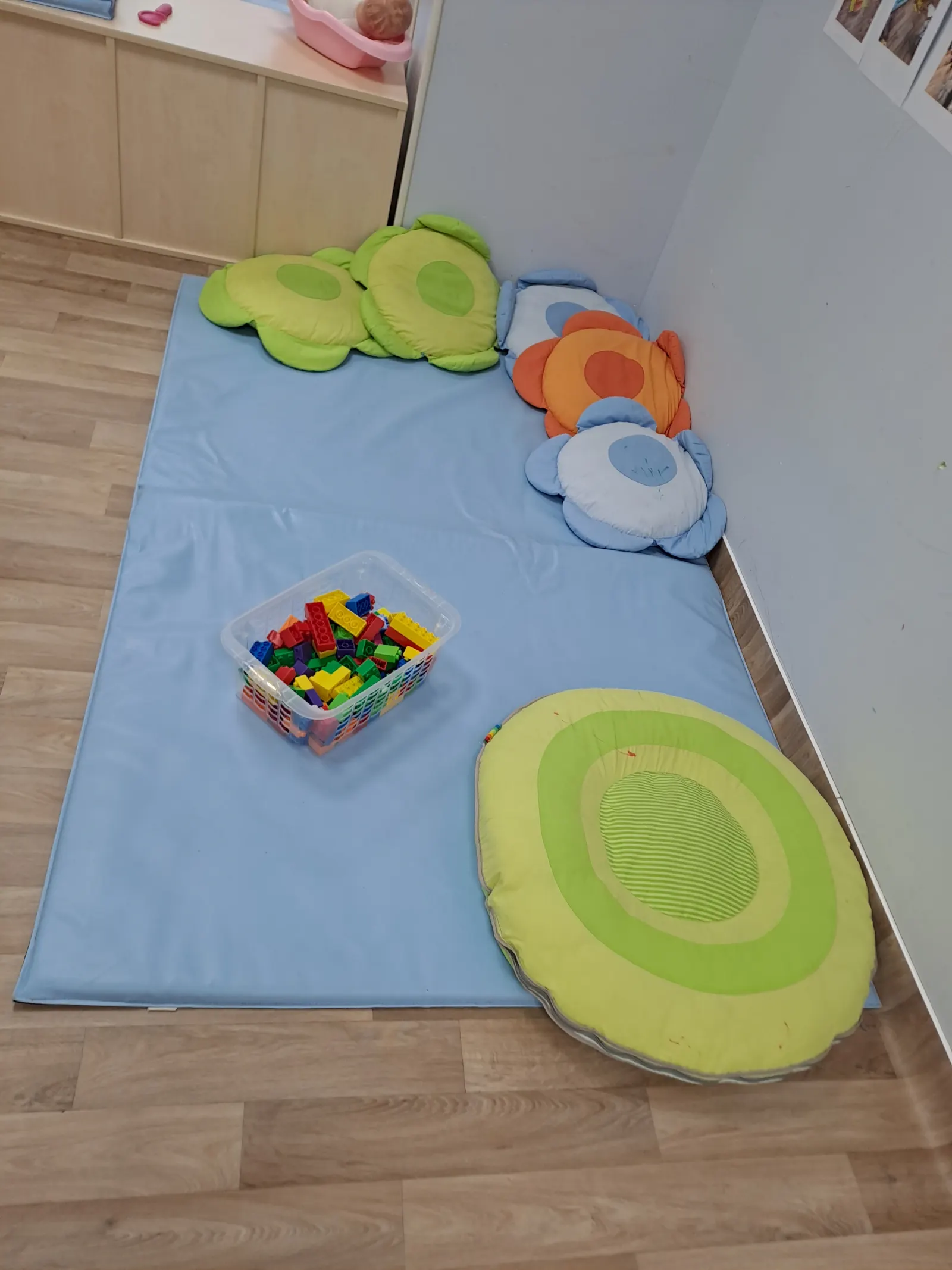 Tapis d'éveil et jeux de construction à la crèche Vaulx En Velin Centre