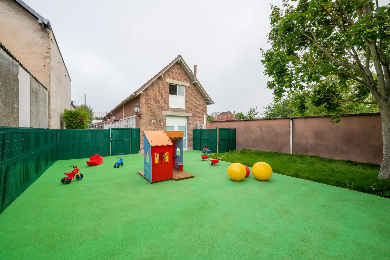 Jardin extérieur de la crèche Ermont Savoie