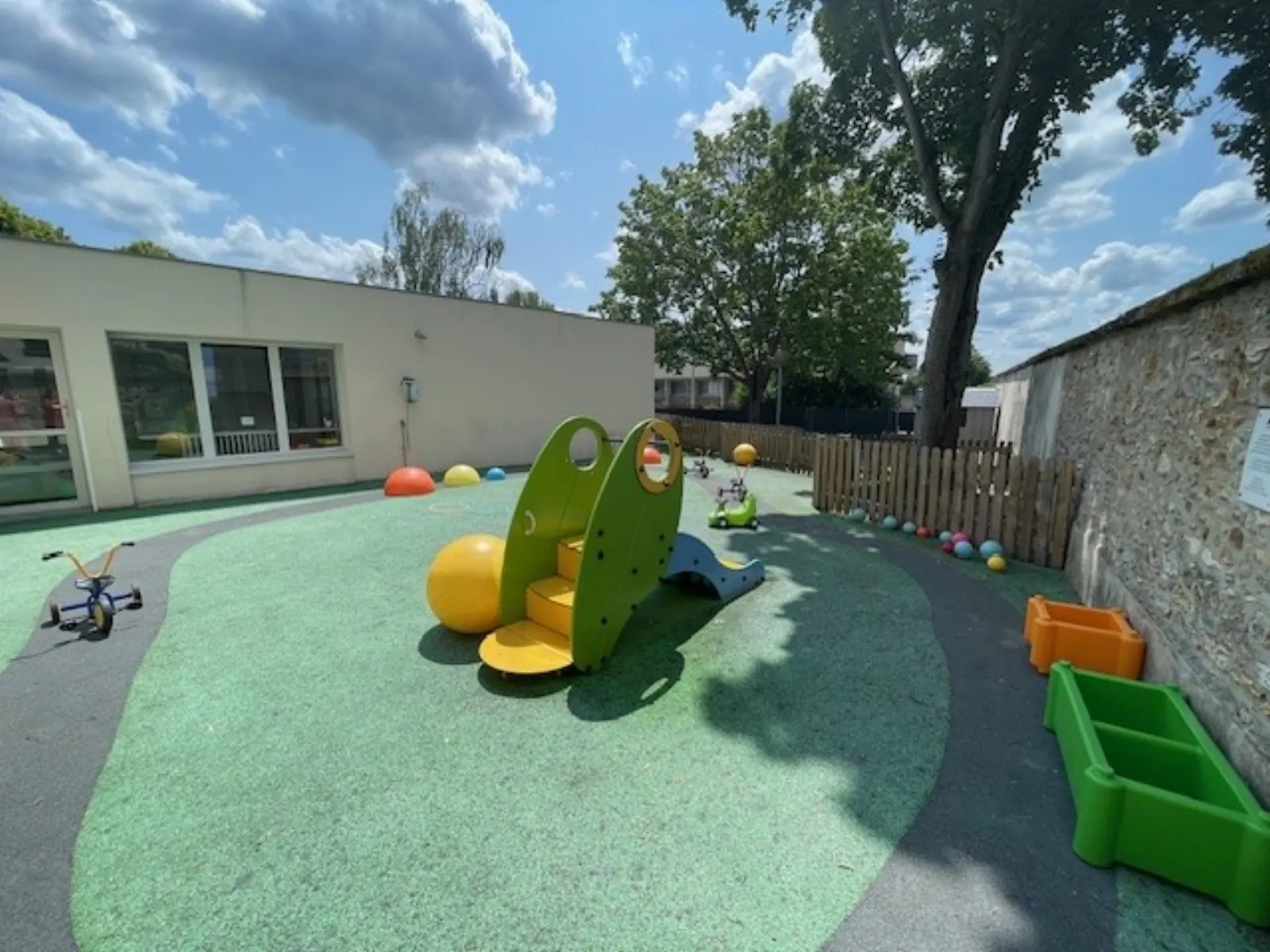 Jardin extérieur de la crèche Versailles Aubert au Chesnay