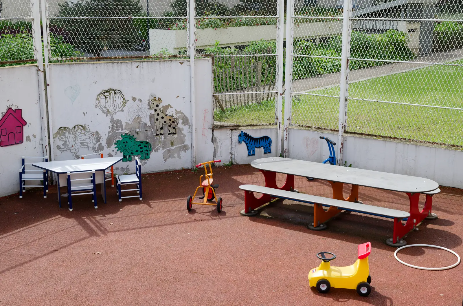 Cour extérieure et espace de restauration en plein air de la crèche Les Petits Diables