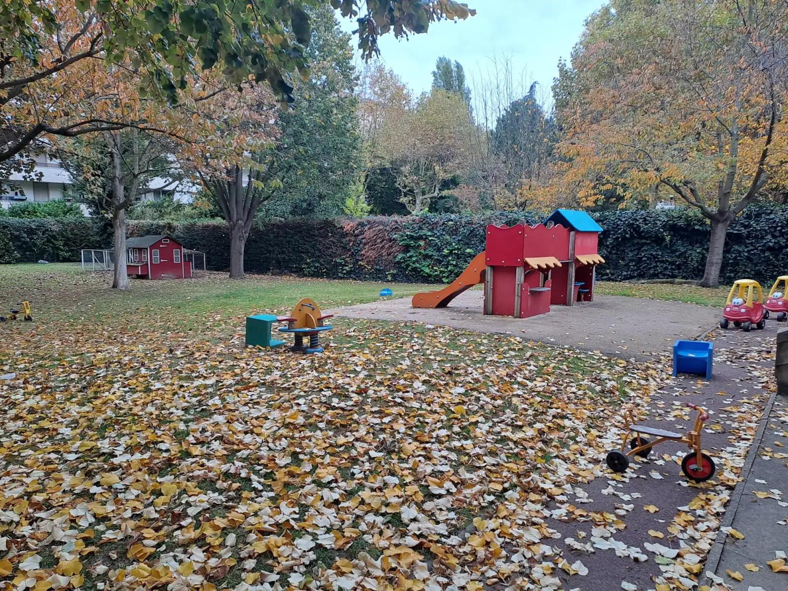 Cour extérieure et espace de jeux de la crèche Asnières Les Sansonnets