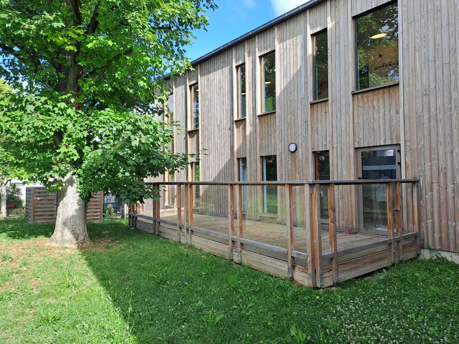 Façade bois et terrasse extérieure de la crèche Les Méliades à Reims