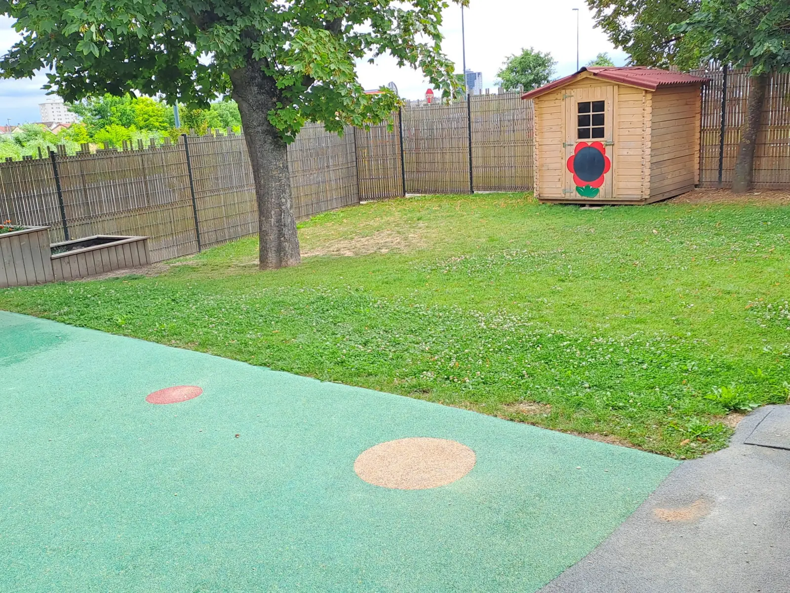 Jardin extérieur et cabane de jeux de la crèche Les Méliades à Reims
