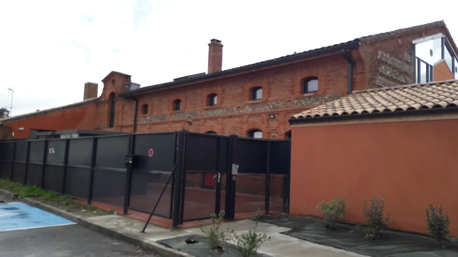 Entrée et portail sécurisé de la crèche Labège Enova à Labège