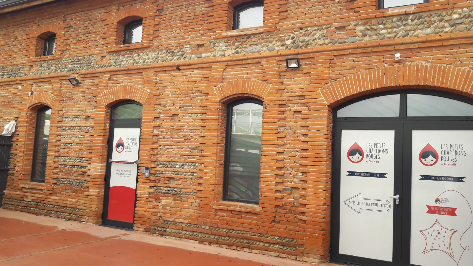 Façade en briques de la crèche Labège Enova, Les Petits Chaperons Rouges