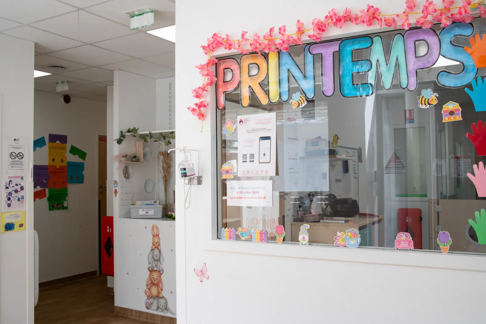 Accueil décoré de la micro-crèche Les Malicieux de Saint-Ferdinand à Paris 17
