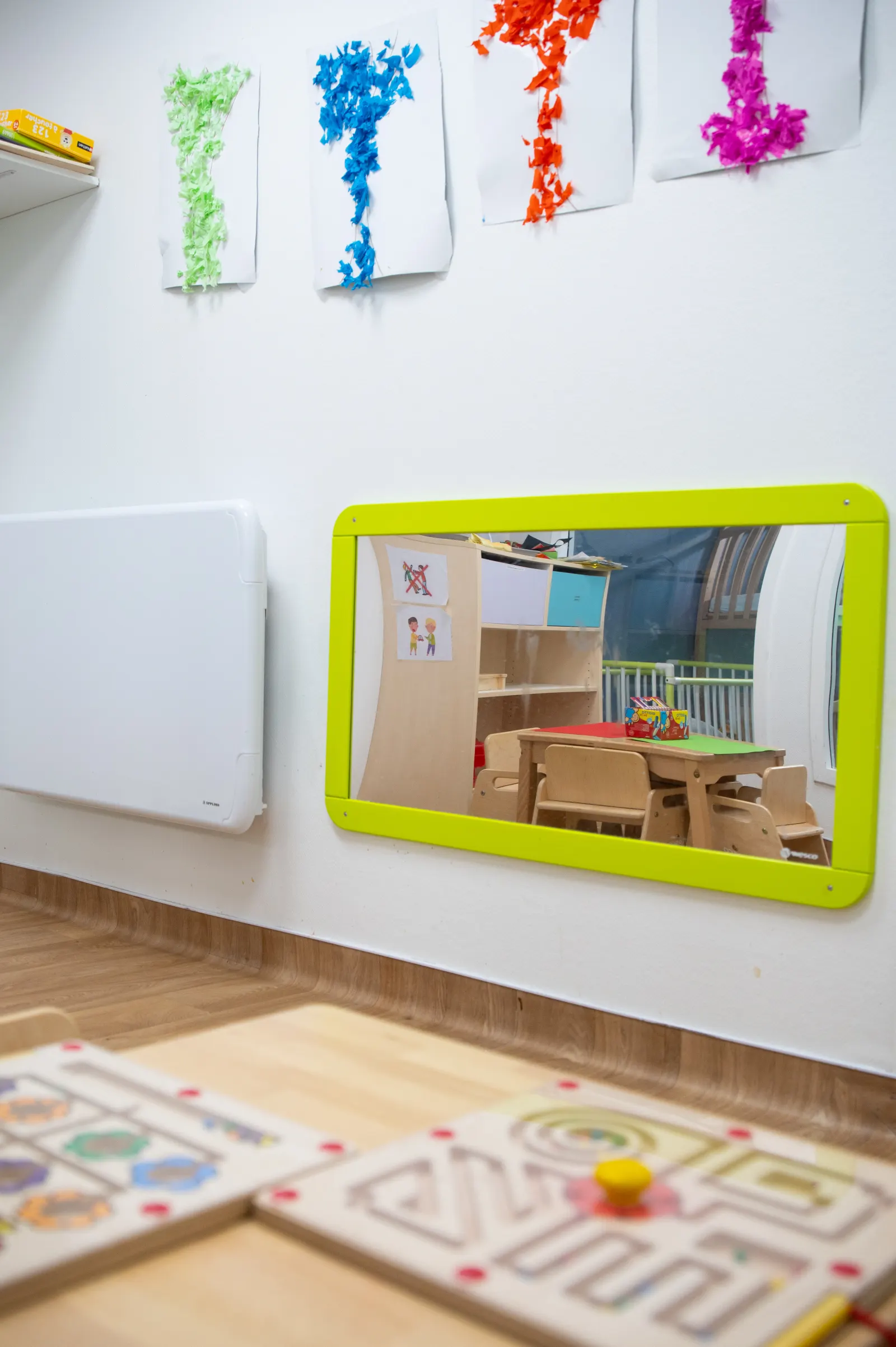 Coin activités créatives et miroir de la micro-crèche Les Malicieux de Saint-Ferdinand