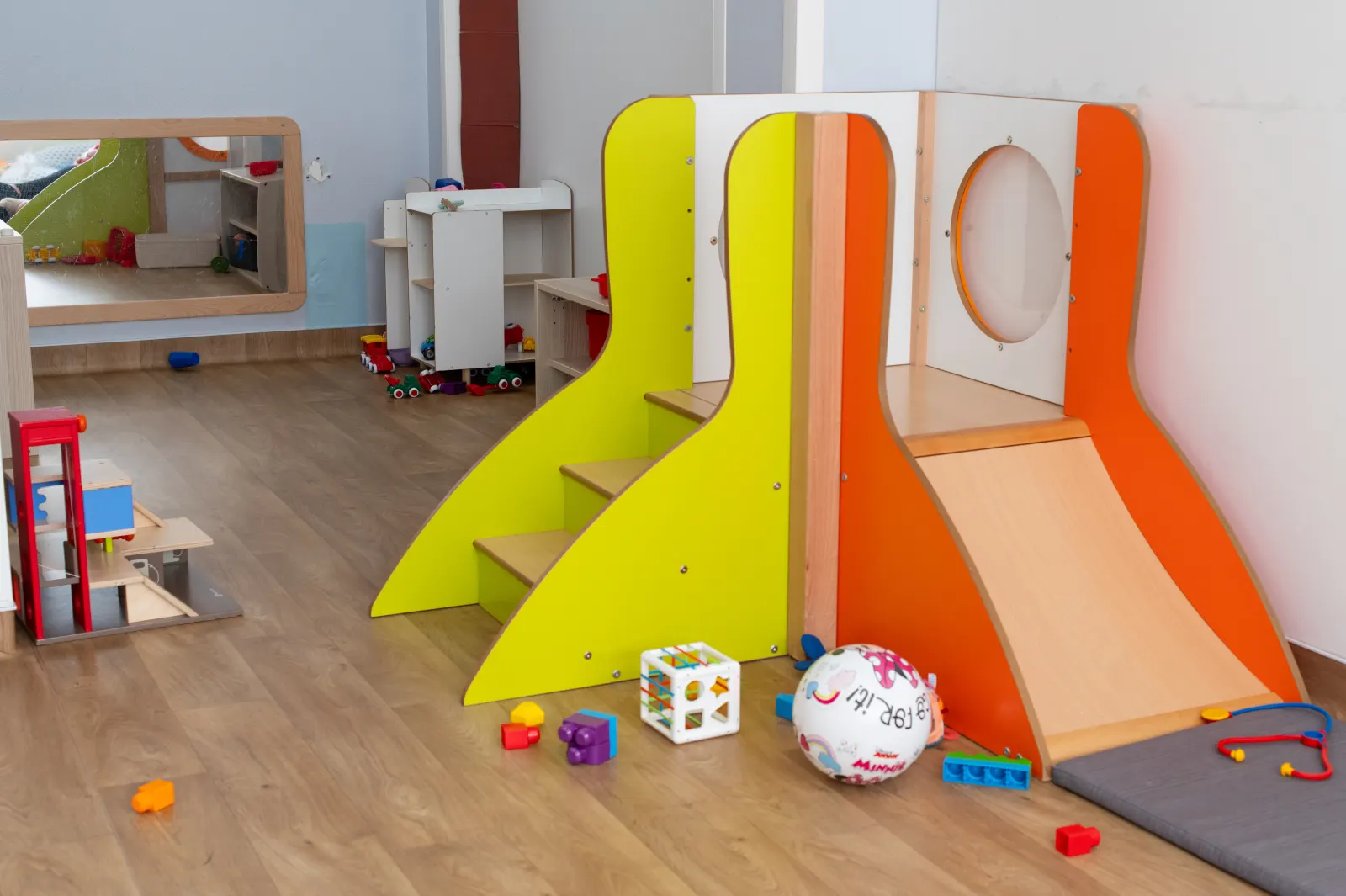Espace de motricité de la micro-crèche Les Malicieux de Saint-Ferdinand à Paris 17