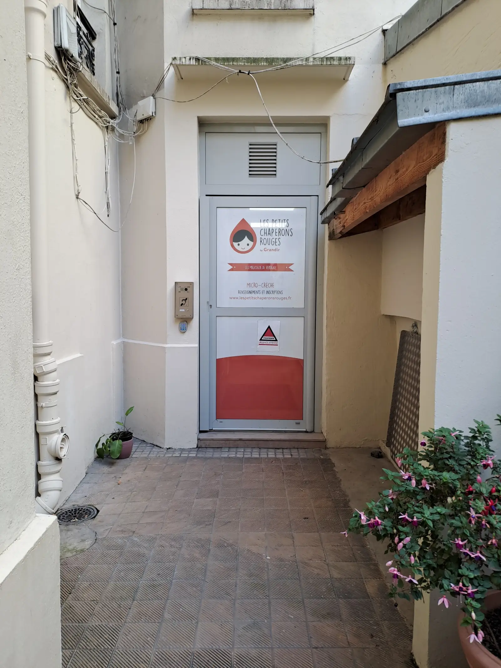 Façade et entrée de la micro-crèche Les Malicieux de Versigny à Paris 18