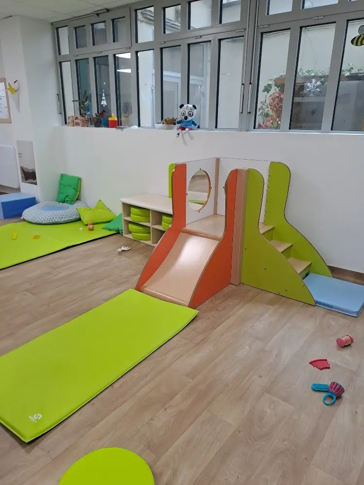 Salle de motricité avec toboggan de la micro-crèche Les Malicieux de Versigny