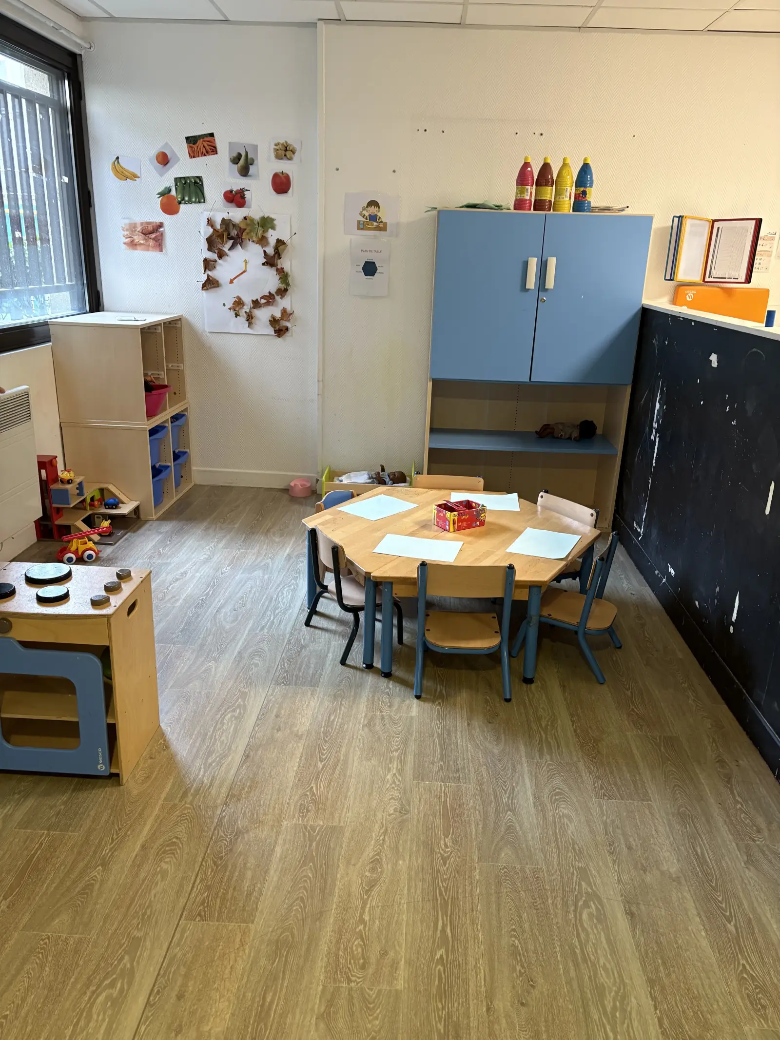 Coin activités manuelles et repas de la micro-crèche Les Petites Merveilles de Carrière