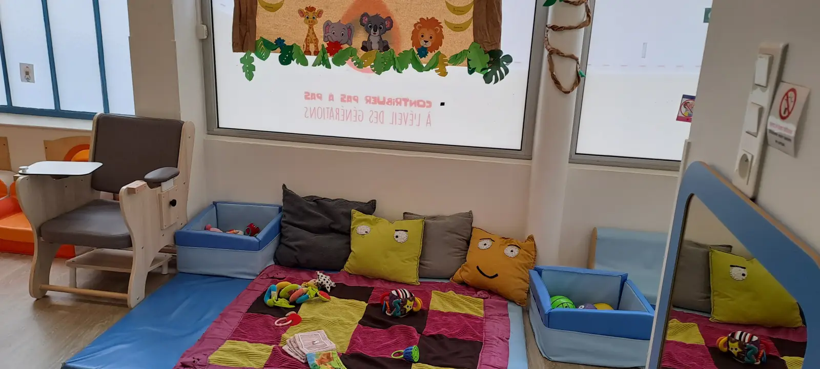 Coin d'éveil pour les bébés de la micro-crèche Les Petites Merveilles de Lapeyrère