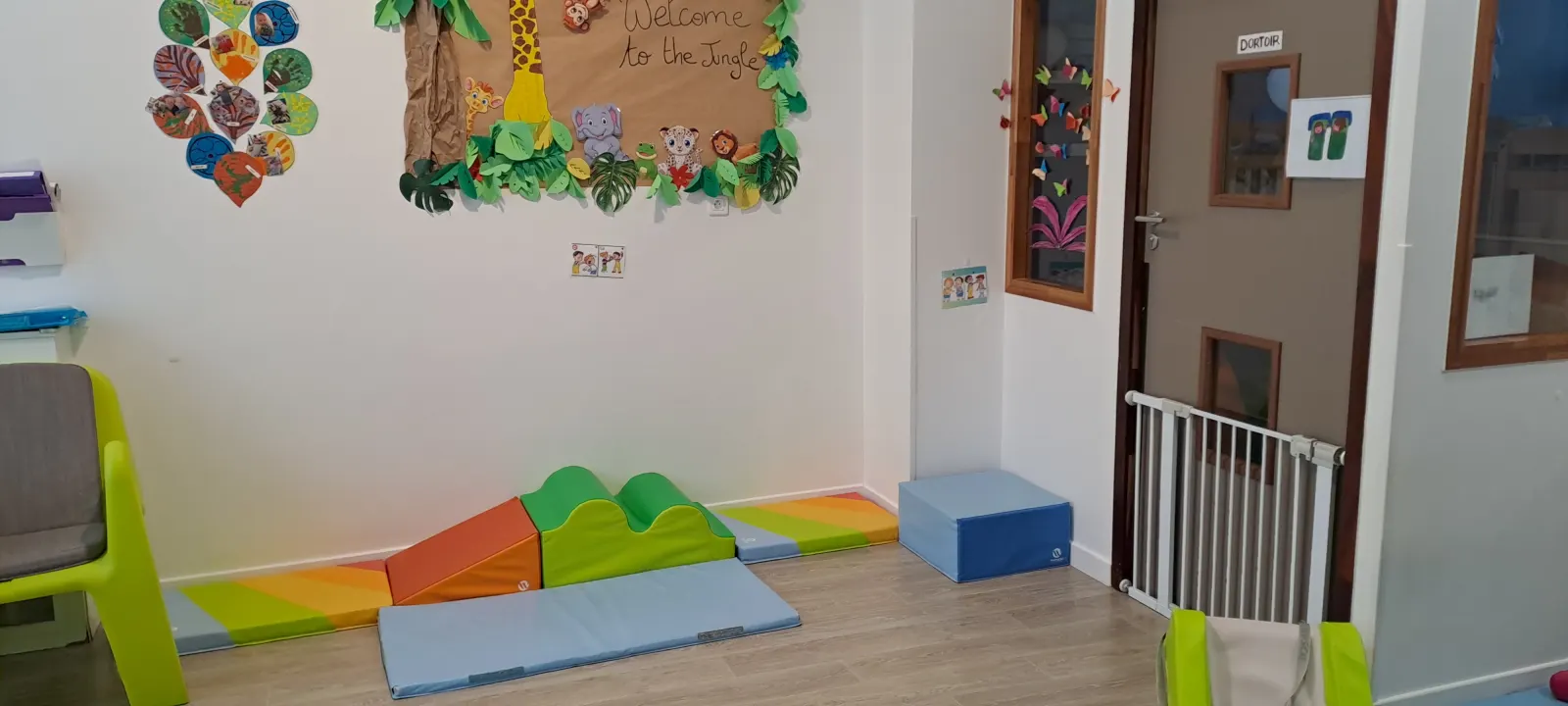Parcours de motricité sur le thème de la jungle à la micro-crèche Les Petites Merveilles de Duc, Paris 18