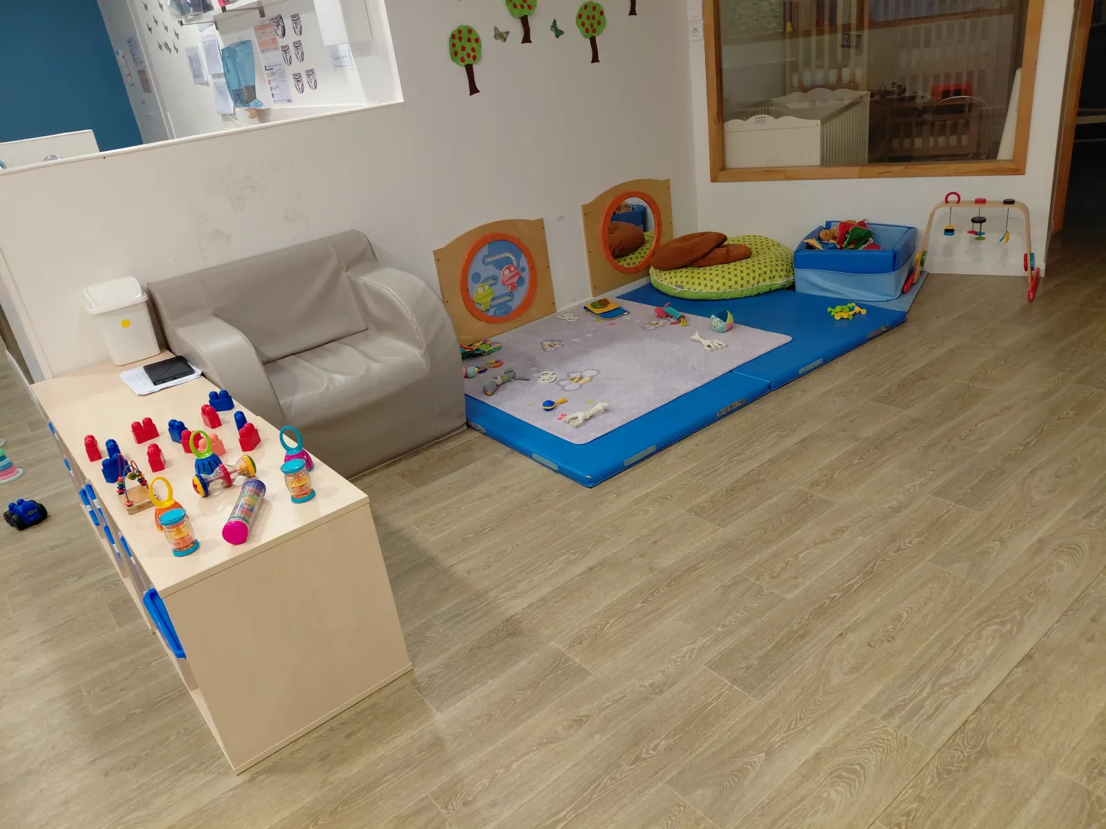 Salle de vie et coin motricité de la micro-crèche Les Petites Merveilles de Lamarck, Paris 18