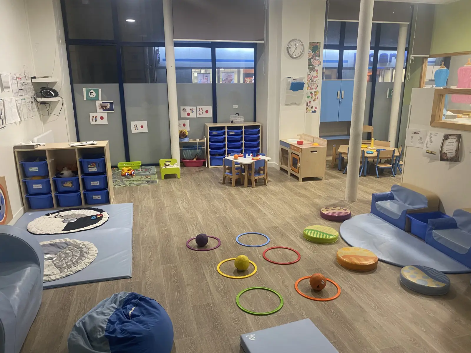 Salle de vie et coin motricité de la micro-crèche Les Petites Merveilles d'Hauteville à Paris 10