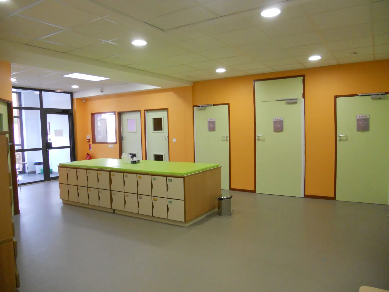 Espace de vie et casiers de la crèche Les Pillous à Saint-Étienne