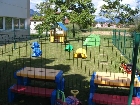 Jardin extérieur clôturé de la micro-crèche Kiddy, à Crolles en Grésivaudan