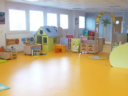 Salle de jeux colorée de la micro-crèche Kiddy à Crolles