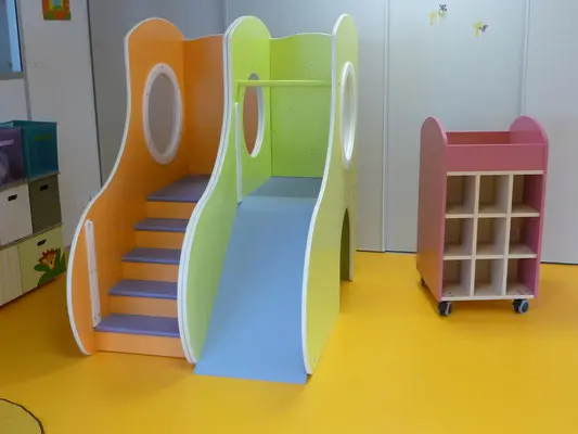 Espace motricité avec toboggan à la micro-crèche Kiddy, Crolles