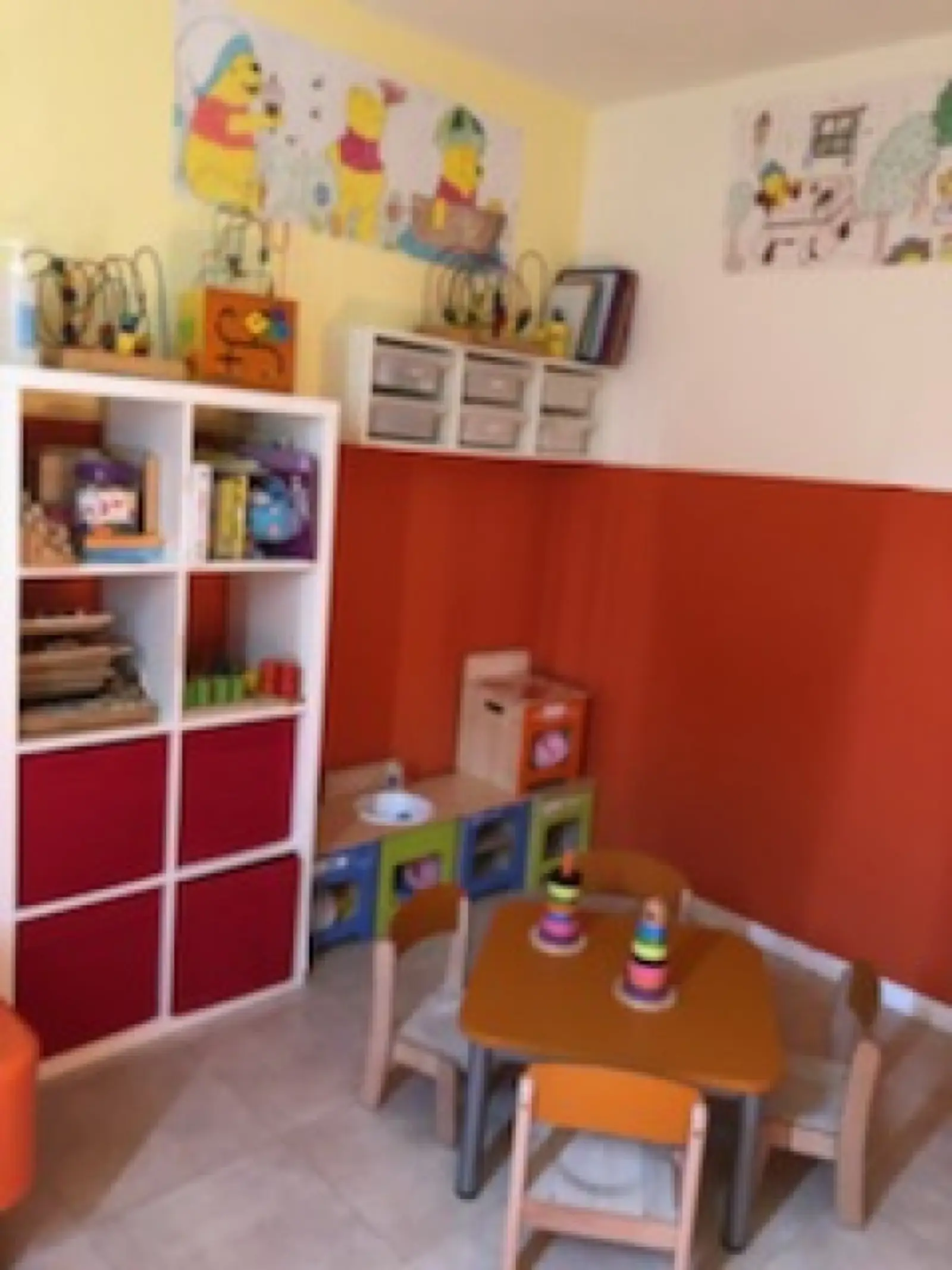 Coin jeux et rangements de la crèche Les P'tits Choux à Créteil