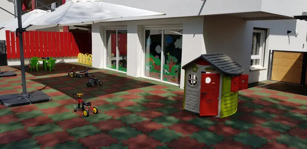 Jardin extérieur de la micro-crèche Les petites découvertes à Contamine-sur-Arve