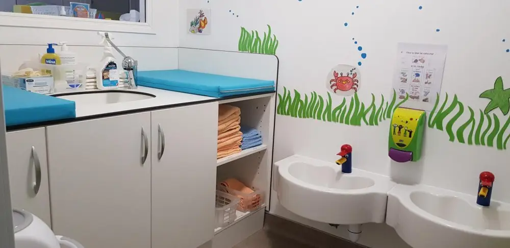 Salle de change de la micro-crèche Les petites découvertes