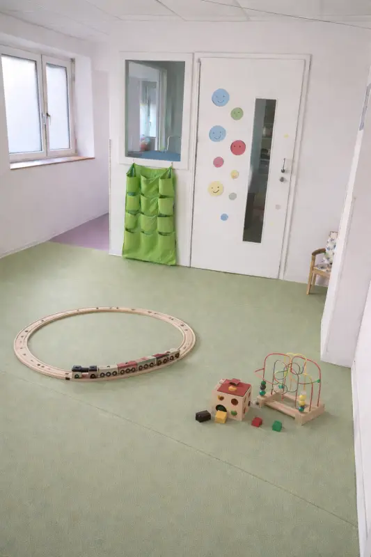 Salle de jeux avec circuit de train en bois à la micro-crèche Au Bonheur des Chérubins à Eckbolsheim
