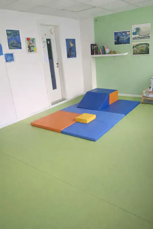 Salle de motricité avec tapis et modules de motricité libre à la micro-crèche Au Bonheur des Chérubins à Eckbolsheim