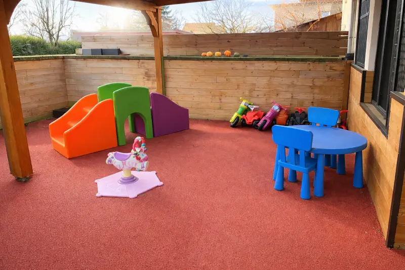 Terrasse couverte et jeux extérieurs de la micro-crèche Au Bonheur des Chérubins à Eckbolsheim