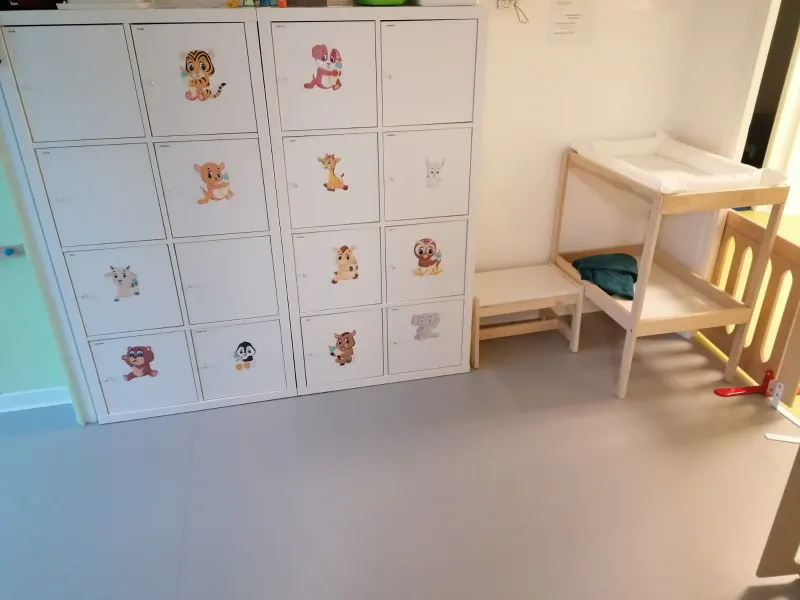 Casiers personnels et espace change à la micro-crèche Les Chérubins Malins de La Mézière