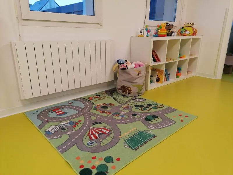 Espace de jeux et tapis d'éveil à la micro-crèche Les Chérubins Malins de La Mézière