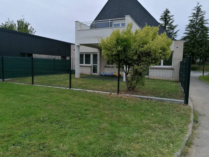 Façade et jardin clos de la micro-crèche Les Chérubins Malins de La Mézière