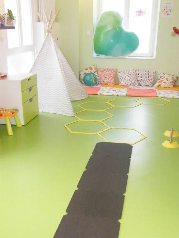 Coin repos aménagé avec coussins à la micro-crèche Les Chérubins de Saulxures