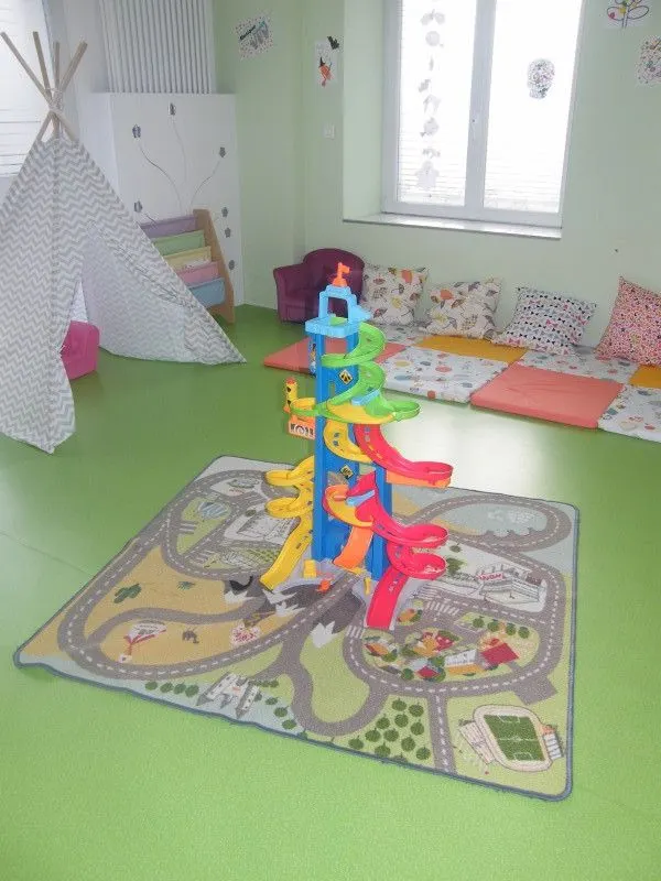 Coin détente avec tipi et coussins à la micro-crèche Les Chérubins de Saulxures