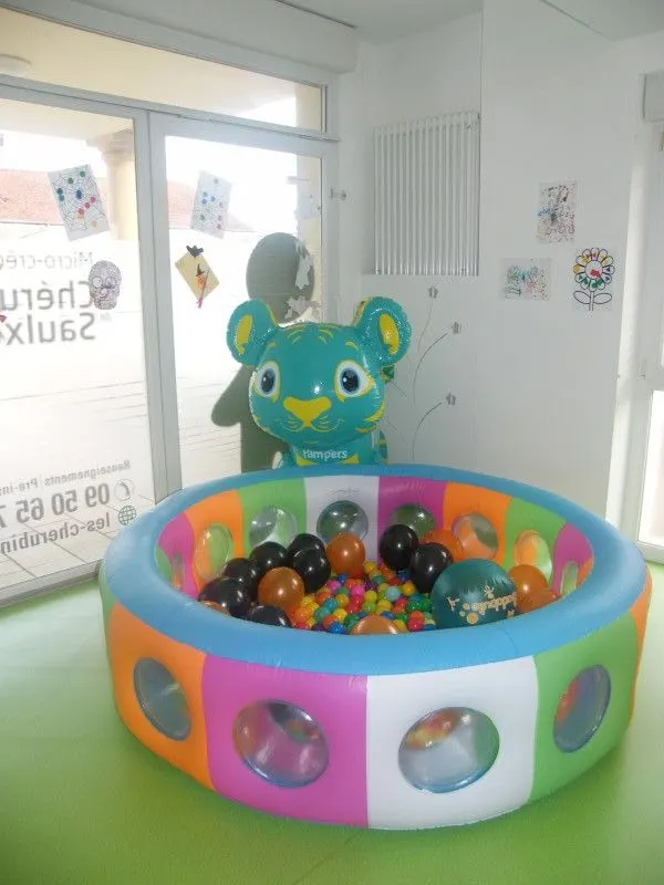 Espace de motricité et piscine à balles à la micro-crèche Les Chérubins de Saulxures