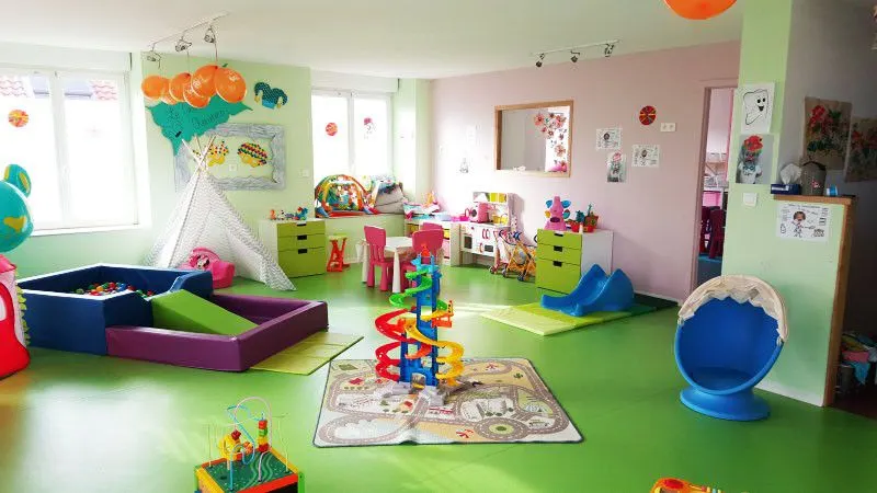 Piscine à balles et tipi dans l'espace de jeux de la micro-crèche Les Chérubins de Saulxures