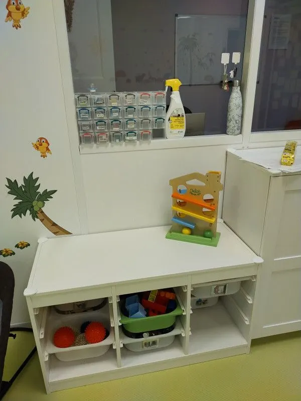 Coin de rangement et jeux d'éveil de la micro-crèche à Strasbourg Robertsau