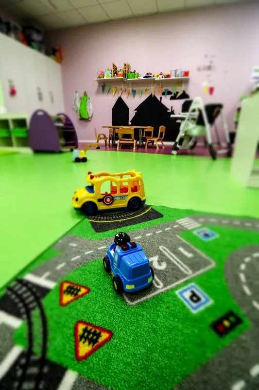 Tapis de jeux et petits véhicules à la micro-crèche Les Chérubins de Mommenheim